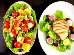 Два салата, два настроения: как приготовить Оливье и Цезарь с курицей так, чтобы гости просили добавки